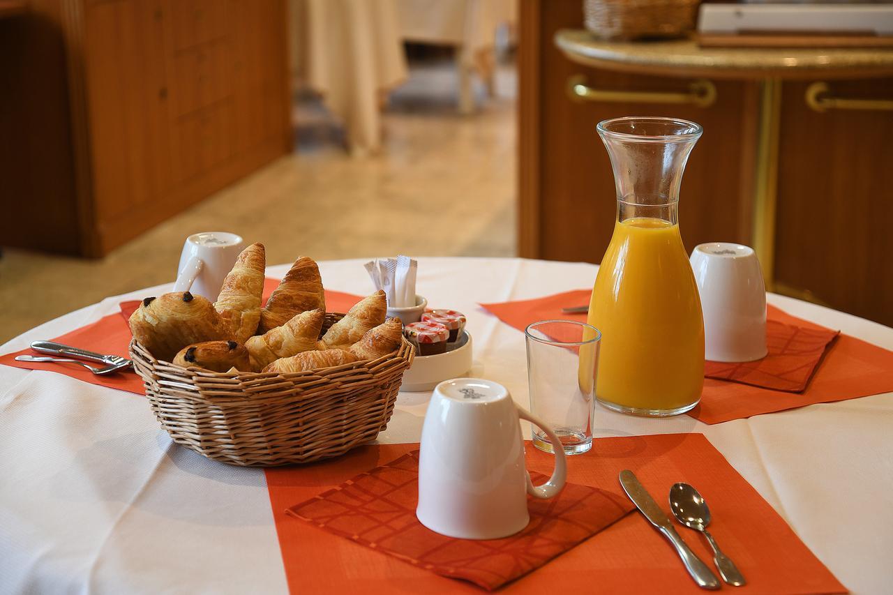 Logis Lyon Est Porte De L'Ain Hotel Saint-Maurice-de-Beynost Eksteriør billede